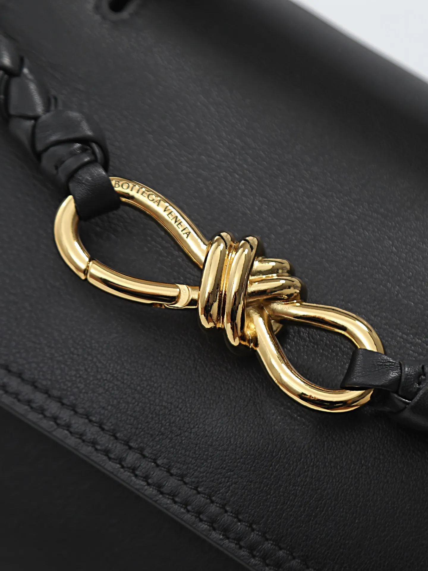 1150. Bottega Veneta's latest Ciao Ciao bag is a two-way flap handbag in silky cowhide, decorated with signature twist details, hidden hook closure, the flap can be fastened to the front, or connected to the INTRECCIATO woven internal pocket, with an adjustable and removable crossbody strap, an internal compartment, and a zippered pocket. The surprise flap has various shapes. Style 1 - Cover the bag surface, exposing the knot and knot decoration. Style 2 - Place the flap inside the bag. A buckle is also designed. Style 3 - The U-shaped position of the top handle in the hand bag. Style No.: 835835 Size: 26*19*10.5cm